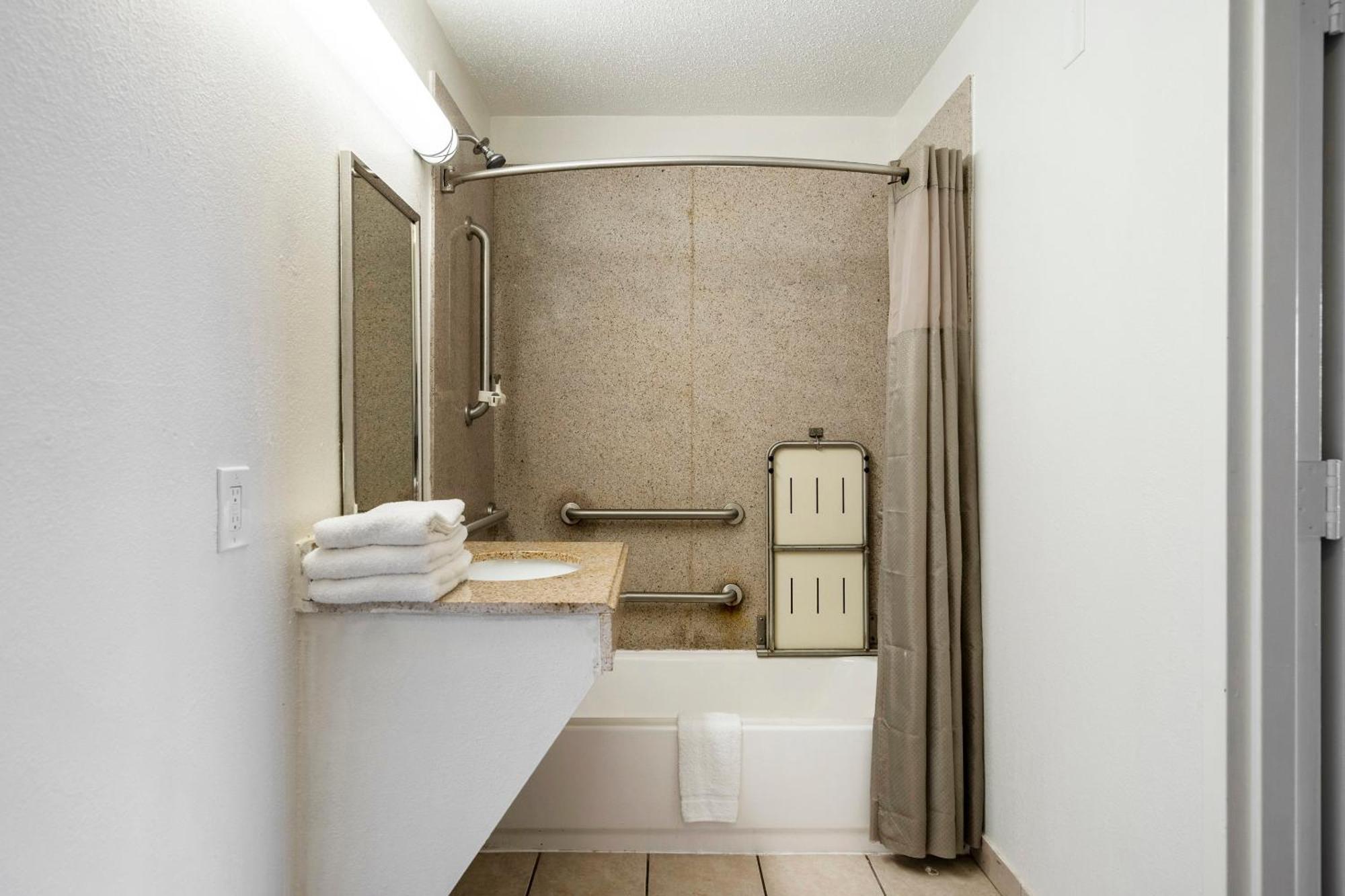 Oyo Hotel Bossier City La - Red River Exterior photo